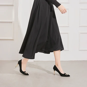 Na jar roku 2020 nové semiš poukázal na vysoké podpätky ženy elegantné jemné päty čiernou kovovou prackou jednej topánky Z537